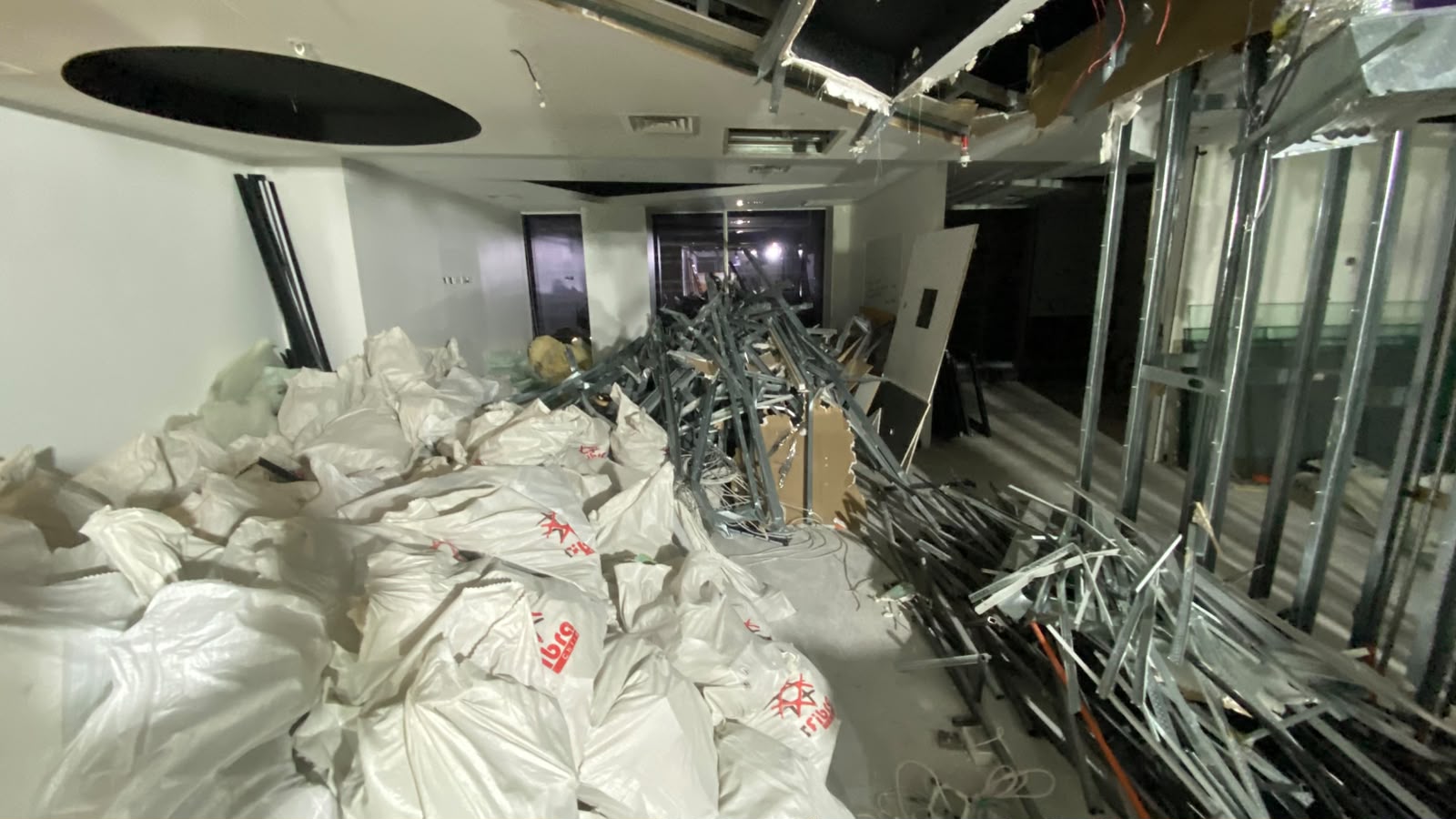 Demolición de oficinas en Santiago de forma segura y eficiente - CLR